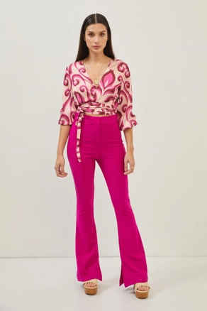 A model wears 10290 - Blouse - Orchid, wholesale Blouse of Setre to display at Lonca