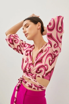 Bir model, Setre toptan giyim markasının 10290 - Blouse - Orchid toptan Bluz ürününü sergiliyor.