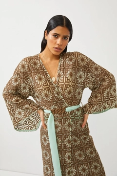Bir model, Setre toptan giyim markasının 10403 - Kimono - Brown toptan Kimono ürününü sergiliyor.
