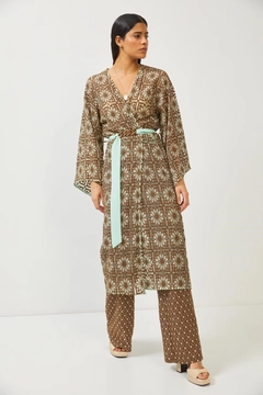Un mannequin de vêtements en gros porte 10403 - Kimono - Brown, Kimono en gros de Setre en provenance de Turquie
