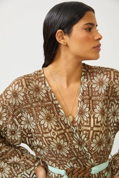 Een kledingmodel uit de groothandel draagt 10403 - Kimono - Brown, Turkse groothandel Kimono van Setre