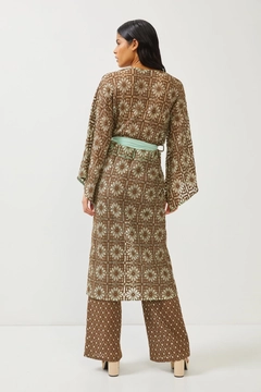 Una modelo de ropa al por mayor lleva 10403 - Kimono - Brown, Kimono turco al por mayor de Setre