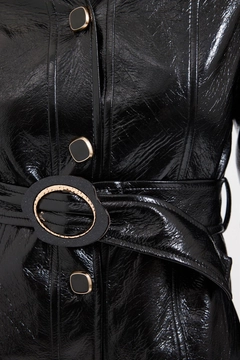 Bir model, Setre toptan giyim markasının 24673 - Coat - Black toptan Kaban ürününü sergiliyor.