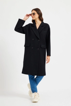 A model wears 24686 - Coat - Black, wholesale undefined of Setre to display at Lonca