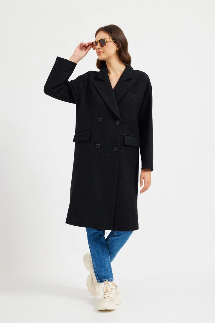 Una modella di abbigliamento all'ingrosso indossa 24686 - Coat - Black, vendita all'ingrosso turca di Cappotto di Setre