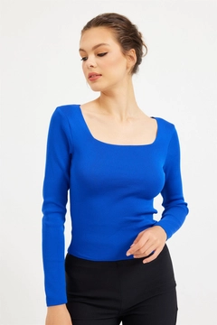 Bir model, Setre toptan giyim markasının 24681 - Blouse - Saxe toptan Bluz ürününü sergiliyor.