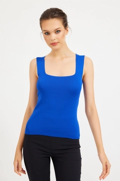 Bir model, Setre toptan giyim markasının 24696 - Blouse - Saxe toptan Bluz ürününü sergiliyor.