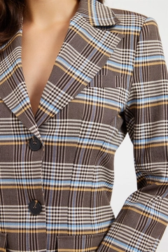 Bir model, Setre toptan giyim markasının 24699 - Jacket - Brown toptan Ceket ürününü sergiliyor.