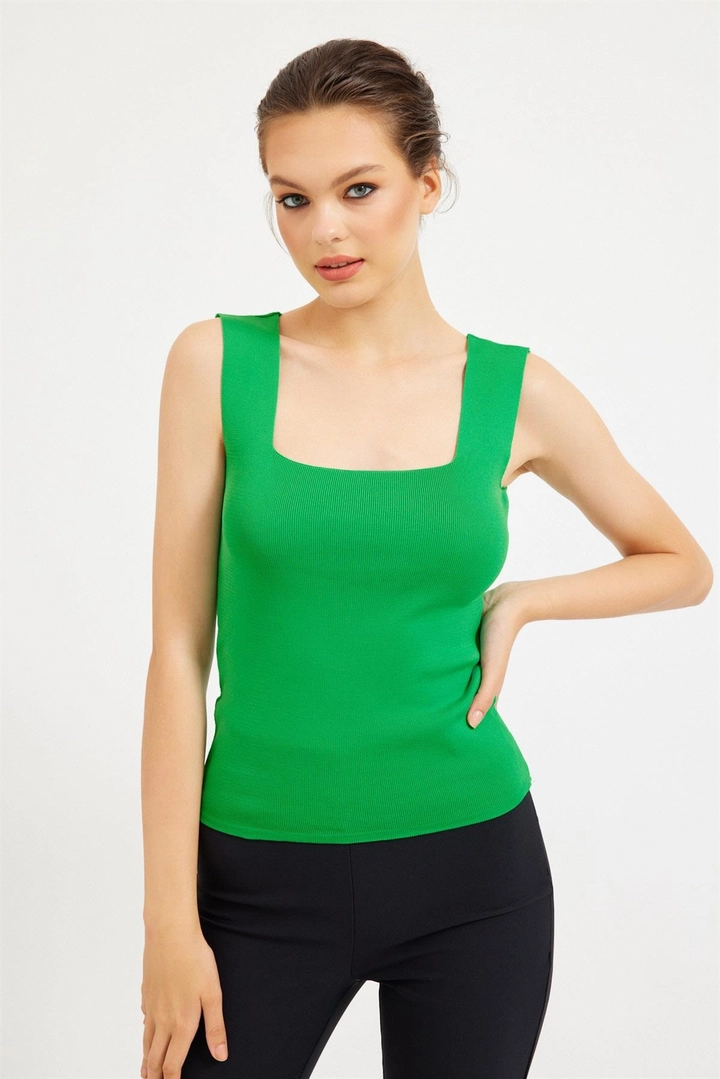 Bir model, Setre toptan giyim markasının 24712 - Blouse - Green toptan Bluz ürününü sergiliyor.