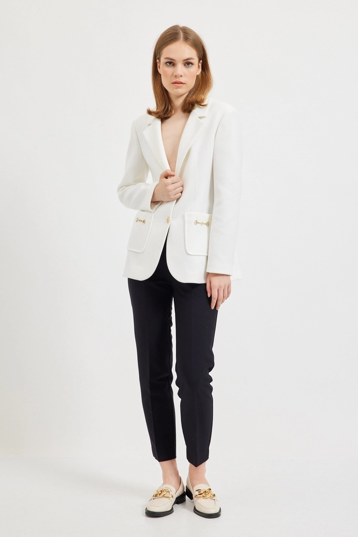 Bir model, Setre toptan giyim markasının 28912 - Jacket - Cream toptan Ceket ürününü sergiliyor.