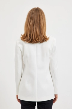 Una modella di abbigliamento all'ingrosso indossa 28912 - Jacket - Cream, vendita all'ingrosso turca di Giacca di Setre