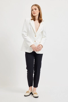 Una modella di abbigliamento all'ingrosso indossa 28912 - Jacket - Cream, vendita all'ingrosso turca di Giacca di Setre