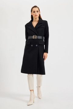 Bir model, Setre toptan giyim markasının 28964 - Coat - Black toptan Kaban ürününü sergiliyor.