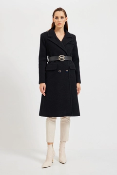 Una modella di abbigliamento all'ingrosso indossa 28964 - Coat - Black, vendita all'ingrosso turca di Cappotto di Setre