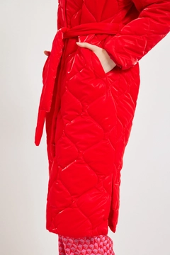 Una modella di abbigliamento all'ingrosso indossa 28967 - Coat - Red, vendita all'ingrosso turca di Cappotto di Setre