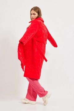 Bir model, Setre toptan giyim markasının 28967 - Coat - Red toptan Kaban ürününü sergiliyor.