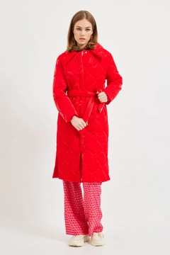 Ein Bekleidungsmodell aus dem Großhandel trägt 28967 - Coat - Red, türkischer Großhandel Mantel von Setre