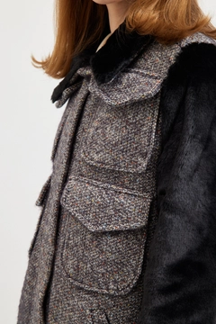 Bir model, Setre toptan giyim markasının 28968 - Coat - Black toptan Kaban ürününü sergiliyor.