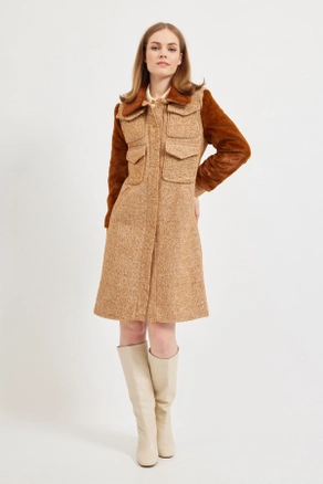 A model wears 28969 - Coat - Camel, wholesale undefined of Setre to display at Lonca