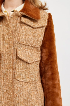 Bir model, Setre toptan giyim markasının 28969 - Coat - Camel toptan Kaban ürününü sergiliyor.