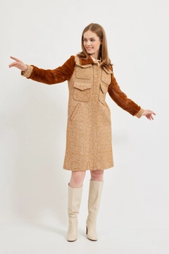 Ένα μοντέλο χονδρικής πώλησης ρούχων φοράει 28969 - Coat - Camel, τούρκικο Σακάκι χονδρικής πώλησης από Setre