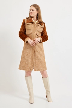 Ein Bekleidungsmodell aus dem Großhandel trägt 28969 - Coat - Camel, türkischer Großhandel Mantel von Setre