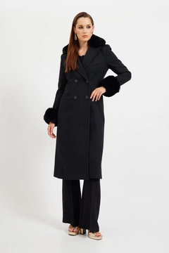 Una modella di abbigliamento all'ingrosso indossa 28960 - Coat - Black, vendita all'ingrosso turca di Cappotto di Setre