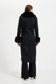 Ein Bekleidungsmodell aus dem Großhandel trägt 28960 - Coat - Black, türkischer Großhandel Mantel von Setre