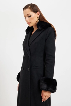 Una modella di abbigliamento all'ingrosso indossa 28960 - Coat - Black, vendita all'ingrosso turca di Cappotto di Setre