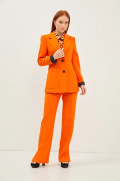 Bir model, Setre toptan giyim markasının 28985 - Suit - Orange toptan Takım ürününü sergiliyor.