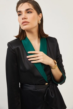 Bir model, Setre toptan giyim markasının 28981 - Suit - Black And Green toptan Takım ürününü sergiliyor.