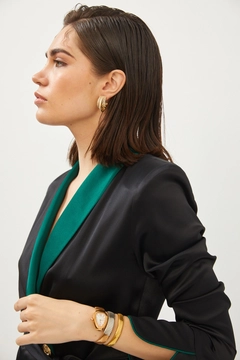 Una modella di abbigliamento all'ingrosso indossa 28981 - Suit - Black And Green, vendita all'ingrosso turca di Abito di Setre