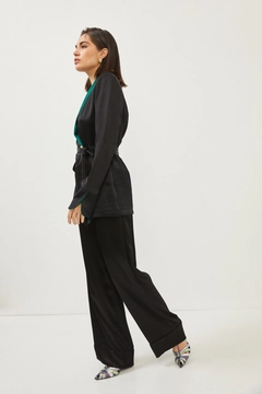 Bir model, Setre toptan giyim markasının 28981 - Suit - Black And Green toptan Takım ürününü sergiliyor.