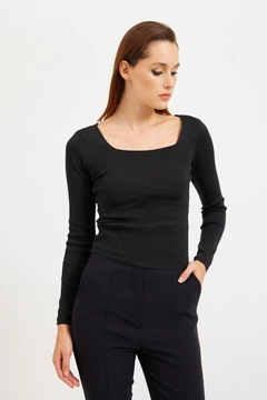 Bir model, Setre toptan giyim markasının 29004 - Blouse - Black toptan Bluz ürününü sergiliyor.