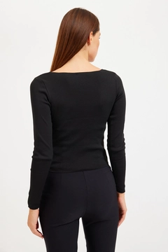 Bir model, Setre toptan giyim markasının 29004 - Blouse - Black toptan Bluz ürününü sergiliyor.