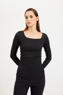 Una modella di abbigliamento all'ingrosso indossa 29004 - Blouse - Black, vendita all'ingrosso turca di Camicetta di Setre
