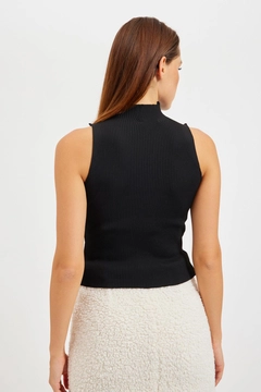 Ένα μοντέλο χονδρικής πώλησης ρούχων φοράει 29007 - Blouse - Black, τούρκικο Μπλούζα χονδρικής πώλησης από Setre