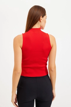 Bir model, Setre toptan giyim markasının 29009 - Blouse - Red toptan Bluz ürününü sergiliyor.
