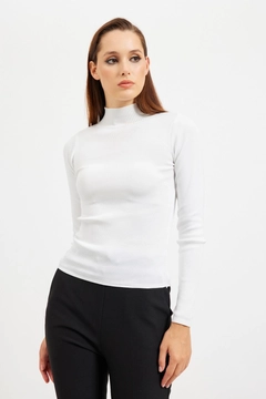 Bir model, Setre toptan giyim markasının 29014 - Sweater - Ecru toptan Kazak ürününü sergiliyor.