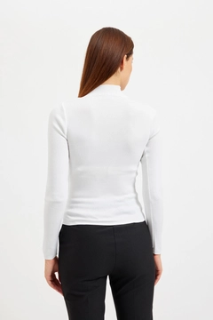 Ένα μοντέλο χονδρικής πώλησης ρούχων φοράει 29014 - Sweater - Ecru, τούρκικο Πουλόβερ χονδρικής πώλησης από Setre