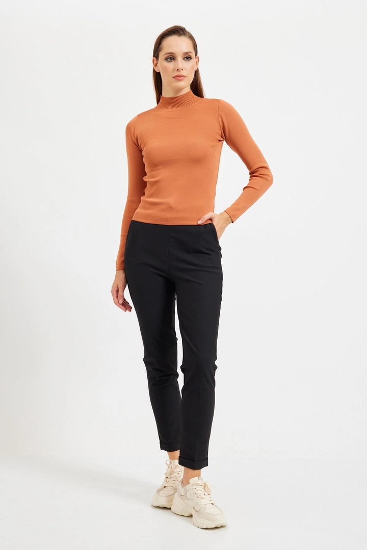 Una modella di abbigliamento all'ingrosso indossa 29015 - Sweater - Biscuit Color, vendita all'ingrosso turca di Maglione di Setre