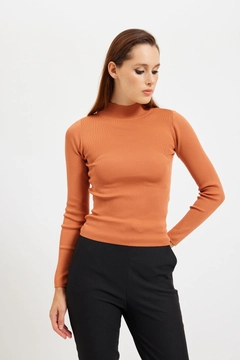 Bir model, Setre toptan giyim markasının 29015 - Sweater - Biscuit Color toptan Kazak ürününü sergiliyor.