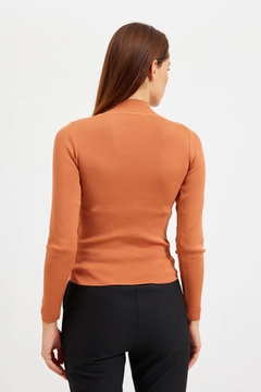 Bir model, Setre toptan giyim markasının 29015 - Sweater - Biscuit Color toptan Kazak ürününü sergiliyor.