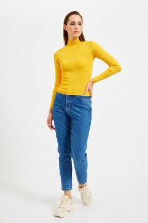 A model wears 29017 - Sweater - Mustard, wholesale Sweater of Setre to display at Lonca