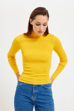 Ein Bekleidungsmodell aus dem Großhandel trägt 29017 - Sweater - Mustard, türkischer Großhandel Pullover von Setre