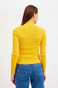 Ένα μοντέλο χονδρικής πώλησης ρούχων φοράει 29017 - Sweater - Mustard, τούρκικο Πουλόβερ χονδρικής πώλησης από Setre