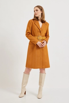 Bir model, Setre toptan giyim markasının 29056 - Coat - Camel toptan Kaban ürününü sergiliyor.
