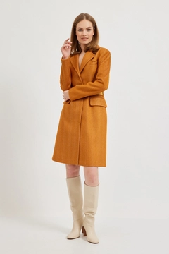 Bir model, Setre toptan giyim markasının 29056 - Coat - Camel toptan Kaban ürününü sergiliyor.