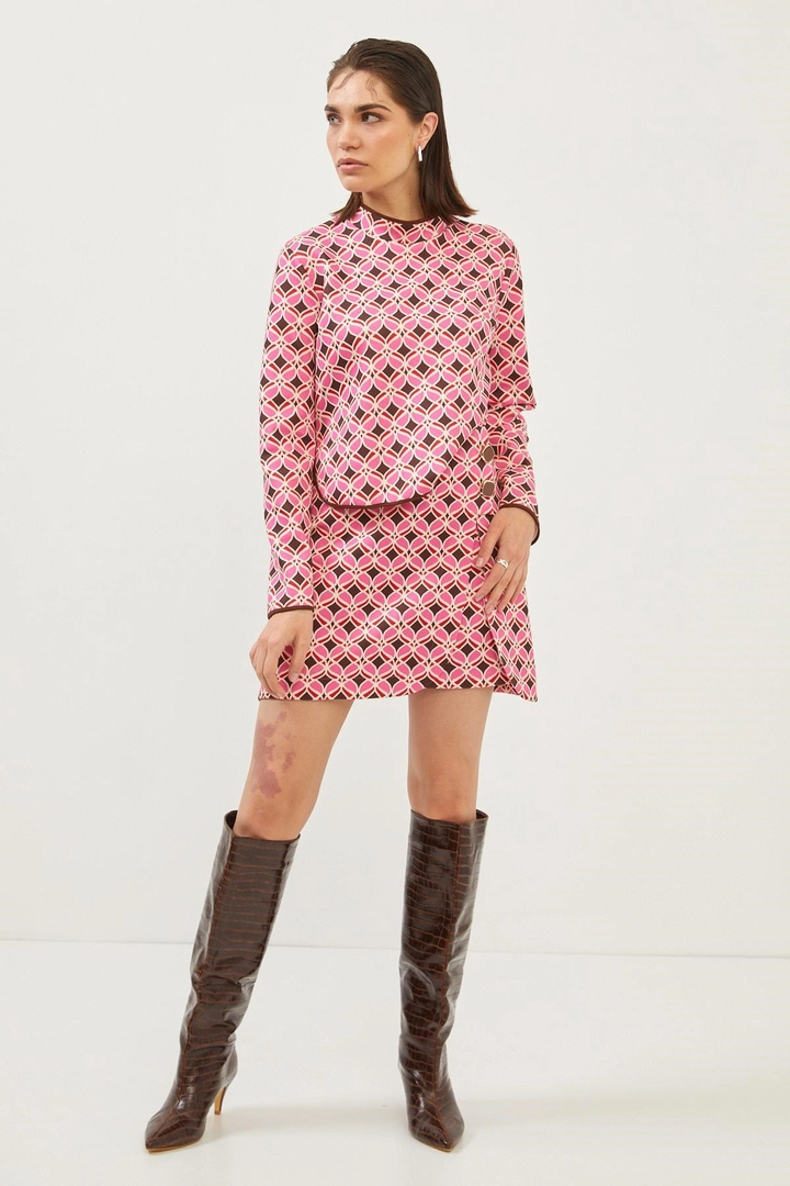 Bir model, Setre toptan giyim markasının 20353 - Blouse - Pink And Brown toptan Bluz ürününü sergiliyor.