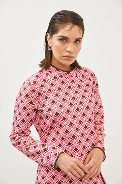 Bir model, Setre toptan giyim markasının 20353 - Blouse - Pink And Brown toptan Bluz ürününü sergiliyor.